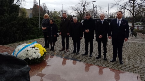 Torunianie złożyli kwiaty pod pomnikiem św. Jana Pawłą II w 19. rocznicę śmierci papieża/fot: Michał Zaręba