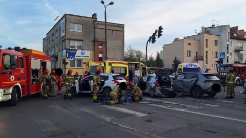 W sobotę, tuż przed godziną 19:00 na skrzyżowaniu ulic Jurasza i Skłodowskiej-Curie zderzyły się trzy auta osobowe/fot. Heron15 Pomoc Drogowa Bydgoszcz 24h Andruszczenko Krystian 501337500