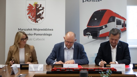 Samorząd województwa podpisał z Pesą umowę na dwa nowe pociągi pasażerskie. W przyszłości bydgoska firma ma dostarczyć kolejne pojazdy/fot: Mikołaj Kuras dla UMWKP