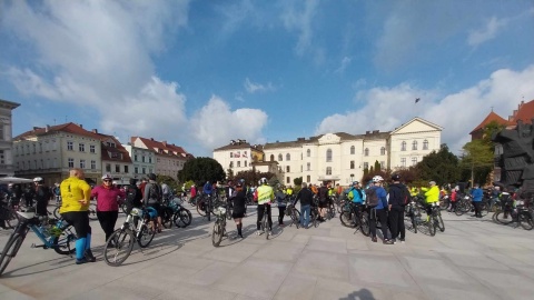 Bydgoszczanie tłumnie wyruszyli do Koronowa, tym samym rozpoczęli nowy sezon rowerowy/fot: Jolanta Fischer