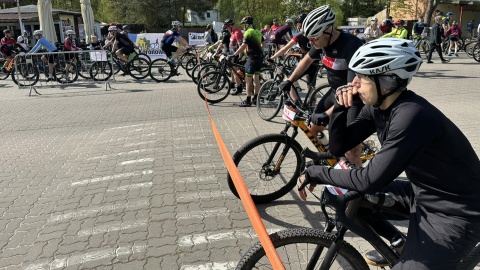 Blisko tysiąc zawodników na starcie MTB Maratonu w Koronowie to niesamowity wynik. Jak podkreślają organizatorzy, to największa jednodniowa impreza rowerowa w Polsce/fot: Tomasz Kaźmierski