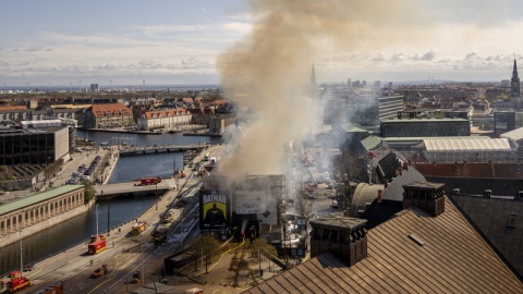 W Kopenhadze płonie zabytkowym gmachu Starej Giełdy Papierów Wartościowych z 1625 roku/fot. PAP/EPA/Ida Marie Odgaard