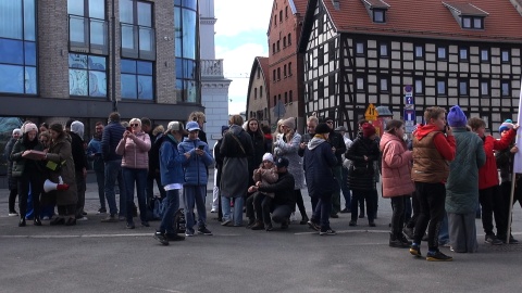 Tak protestowali rodzice wraz z uczniami Niepublicznej Szkoły Podstawowej numer 1 w Bydgoszczy/fot. Janusz Wiertel