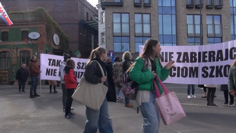 Tak protestowali rodzice wraz z uczniami Niepublicznej Szkoły Podstawowej numer 1 w Bydgoszczy/fot. Janusz Wiertel