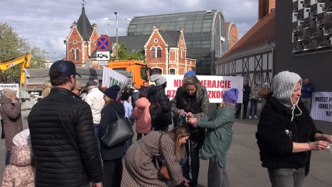 Tak protestowali rodzice wraz z uczniami Niepublicznej Szkoły Podstawowej numer 1 w Bydgoszczy/fot. Janusz Wiertel