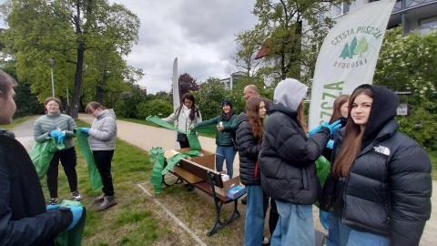 Uczniowie zbierali śmieci w rejonie Kanału Bydgoskiego/fot. Jolanta Fischer