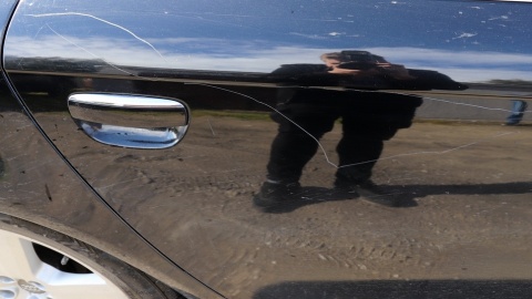 43-latek miał w nocy porysować gwoździem audi, zaparkowane na parkingu/fot. materiały policji