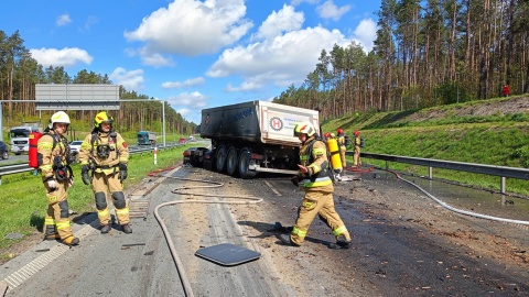 Na trasie S5 doszło do kolizji dwóch samochodów ciężarowych. Jeden z pojazdów się zapalił/Fot. Facebook, Bydgoszcz 998