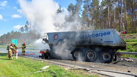 Na trasie S5 doszło do kolizji dwóch samochodów ciężarowych. Jeden z pojazdów się zapalił/Fot. Facebook, Bydgoszcz 998