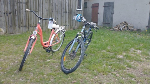 Dwójka dzieci z gminy Rogowo otrzymała od policjantów nowe rowery. Jak się później okazało, skradziony pojazd został odnaleziony/fot: KPP w Rypinie