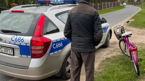 Dwójka dzieci z gminy Rogowo otrzymała od policjantów nowe rowery. Jak się później okazało, skradziony pojazd został odnaleziony/fot: KPP w Rypinie