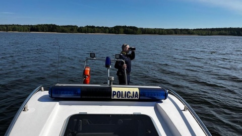 Policyjni „wodniacy” pomogli sternikowi żaglówki uczestniczącej w regatach na Zalewie Koronowskim/fot. Policja