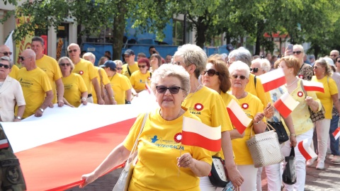 Pochód z flagą we Włocławku/fot. Włocławek jak malowany, Facebook