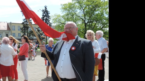 Pochód z flagą we Włocławku/fot. Marek Ledwosiński