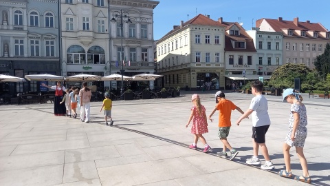 Kilkadziesiąt osób zdecydowało się na rodzinny spacer ulicami Bydgoszczy pod koniec długiego weekendu/fot: Tatiana Adonis