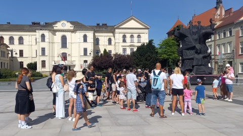 Kilkadziesiąt osób zdecydowało się na rodzinny spacer ulicami Bydgoszczy pod koniec długiego weekendu/fot: Tatiana Adonis