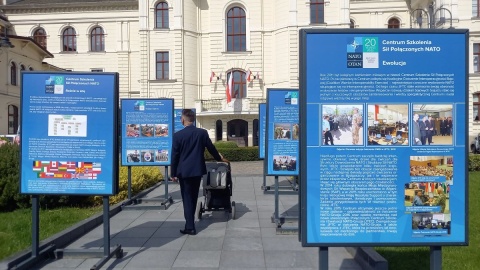 Wystawa zatytułowana „Historia JFTC – 20 lat NATO w Bydgoszczy” prezentowana jest przed Urzędem Miasta, będzie dostępna do połowy czerwca/fot. Tatiana Adonis