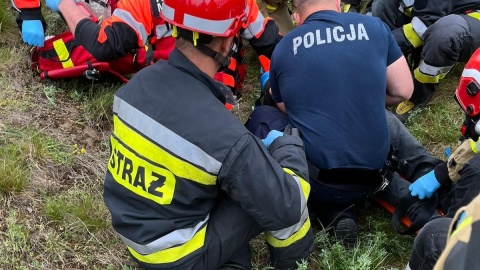 Policjanci byli świadkami zdarzenia drogowego na drodze S-10, w okolicach Torunia. Przez kilkanaście minut funkcjonariusze udzielali pierwszej pomocy poszkodowanemu/fot. Policja