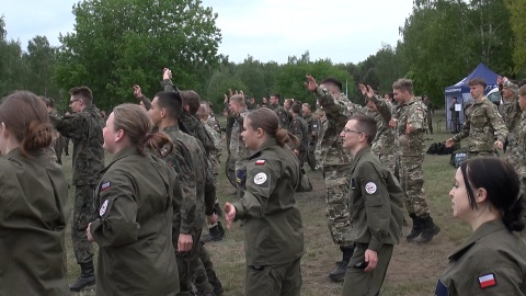 Młodzież z regionalnych klas mundurowych na poligonie (jw)