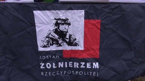 Młodzież z regionalnych klas mundurowych na poligonie (jw)