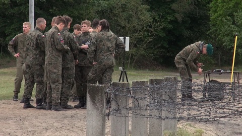 Młodzież z regionalnych klas mundurowych na poligonie (jw)