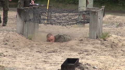 Młodzież z regionalnych klas mundurowych na poligonie (jw)