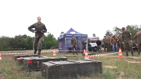 Młodzież z regionalnych klas mundurowych na poligonie (jw)