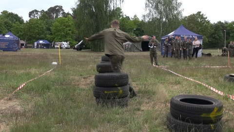 Młodzież z regionalnych klas mundurowych na poligonie (jw)