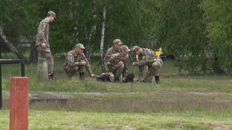 Młodzież z regionalnych klas mundurowych na poligonie (jw)