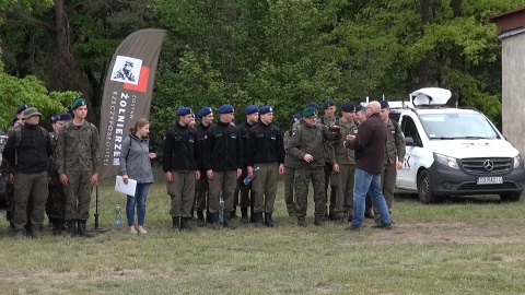 Młodzież z regionalnych klas mundurowych na poligonie (jw)