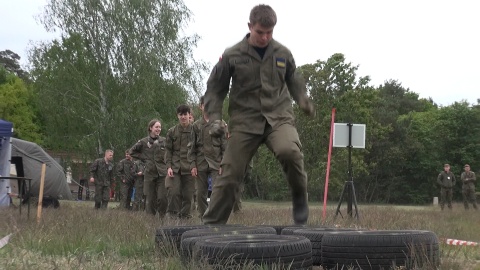 Młodzież z regionalnych klas mundurowych na poligonie (jw)