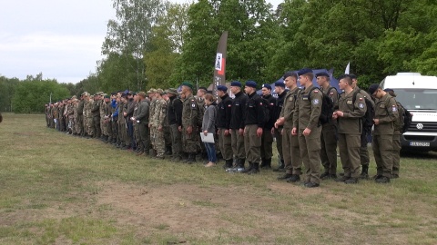 Młodzież z regionalnych klas mundurowych na poligonie (jw)