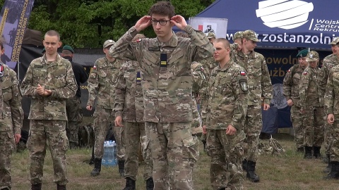 Młodzież z regionalnych klas mundurowych na poligonie (jw)