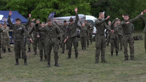 Młodzież z regionalnych klas mundurowych na poligonie (jw)
