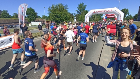 5 i 10 km mieli do pokonania biegacze, którzy stanęli na stracie „Run Toruń PLAZA - Zwiedzaj ze zdrowiem!"/fot. Monika Kaczyńska