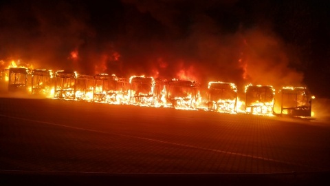 10 autobusów należących do prywatnej firmy przewozowej spłonęło w zajezdni w Bytomiu/fot. KM PSP Bytom/Facebook