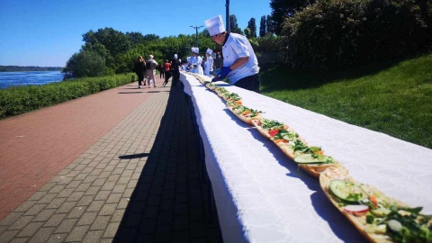 Kanapkę o długości 70 metrów przygotowali dziś uczniowie Zespołu Szkół Chemicznych we Włocławku/fot. Agnieszka Marszał