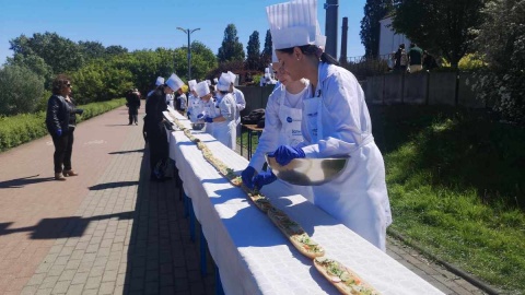 Kanapkę o długości 70 metrów przygotowali dziś uczniowie Zespołu Szkół Chemicznych we Włocławku/fot. Agnieszka Marszał