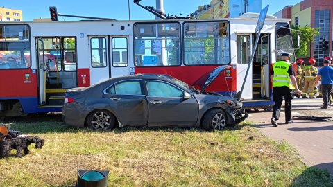 Na ul. Wojska Polskiego, na skrzyżowaniu z Trasą Uniwersytecką, zderzyły się tramwaj i dwa samochody osobowe/fot. Bydgoszcz998, Facebook