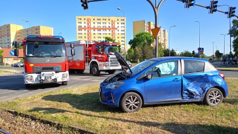 Na ul. Wojska Polskiego, na skrzyżowaniu z Trasą Uniwersytecką, zderzyły się tramwaj i dwa samochody osobowe/fot. Bydgoszcz998, Facebook