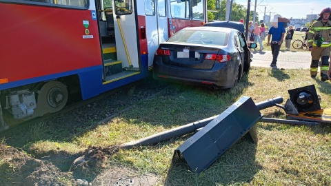 Na ul. Wojska Polskiego, na skrzyżowaniu z Trasą Uniwersytecką, zderzyły się tramwaj i dwa samochody osobowe/fot. Bydgoszcz998, Facebook