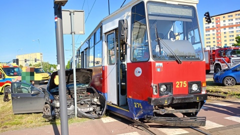 Na ul. Wojska Polskiego, na skrzyżowaniu z Trasą Uniwersytecką, zderzyły się tramwaj i dwa samochody osobowe/fot. Bydgoszcz998, Facebook