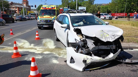 Sześć zastępów straży pożarnej pracuje przy wypadku, do którego doszło na rondzie Fordońskim w Bydgoszczy/Fot. Facebook, Bydgoszcz998