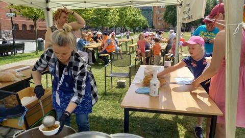 Wyspa Młyńska wypełniła się dmuchańcami i przede wszystkim rodzinami z dziećmi. Wszystko w szczytnym celu/fot: Tatiana Adonis