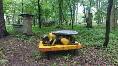 Rzeźba pszczoły w Nadleśnictwie Dąbrowa/fot. Marcin Doliński