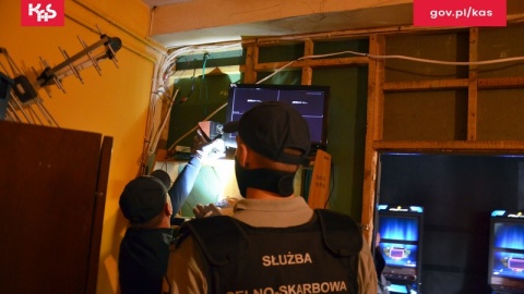 Mundurowi z kujawsko-pomorskiej Służby Celno-Skarbowej przeprowadzili kontrole w dwóch lokalach na terenie Grudziądza/fot. KAS