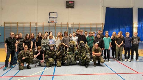 Ponad 60 uczniów Szkoły Podstawowej nr 1 w Solcu Kujawskim, wzięło udział w wyjątkowych zajęciach z żołnierzami/fot. Julia Rozworowska