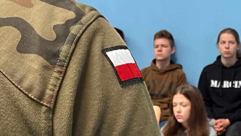 Ponad 60 uczniów Szkoły Podstawowej nr 1 w Solcu Kujawskim, wzięło udział w wyjątkowych zajęciach z żołnierzami/fot. Julia Rozworowska