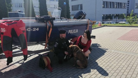 Młodzież mogła z bliska zobaczyć, jak wygląda codzienna praca policjanta/fot: Monika Siwak