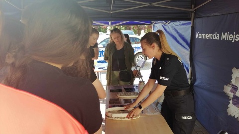 Młodzież mogła z bliska zobaczyć, jak wygląda codzienna praca policjanta/fot: Monika Siwak